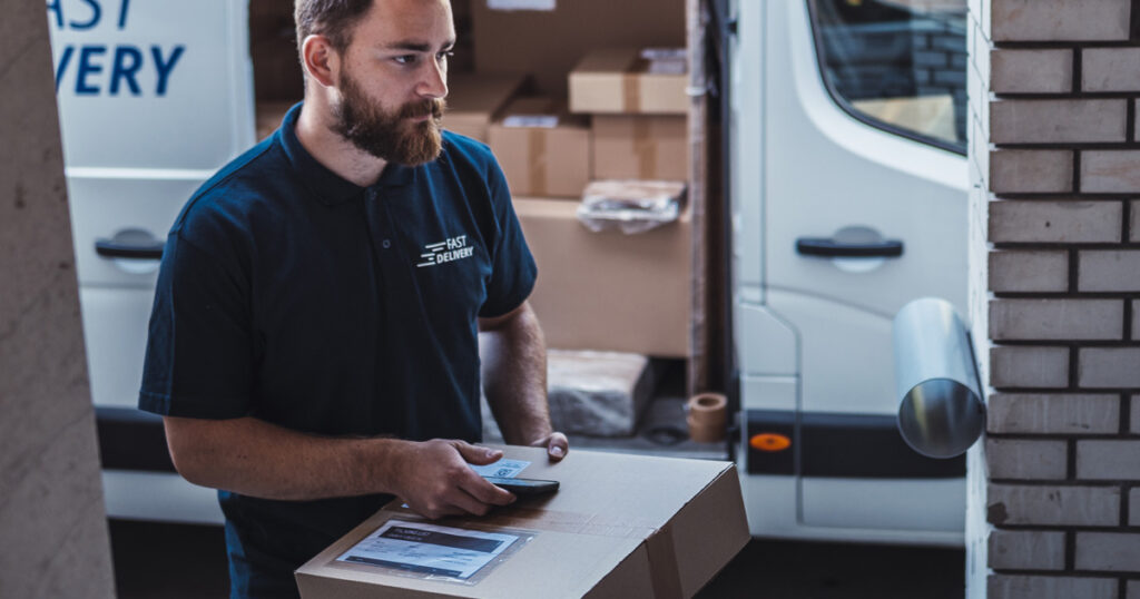 delivery driver using smartphone for logistics